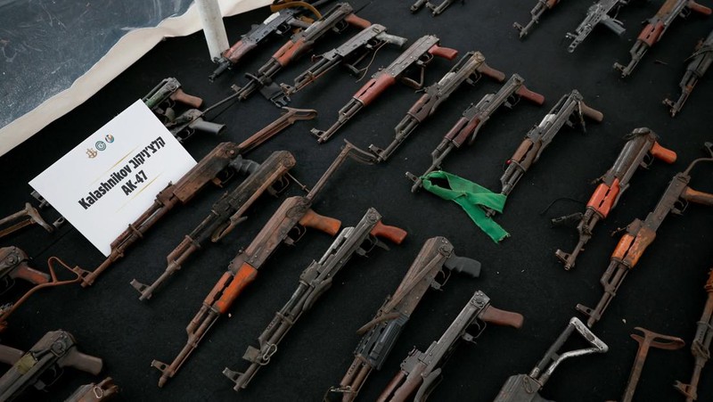 Militer Israel memberikan senjata dan perlengkapan militer, menurut mereka digunakan oleh orang-orang bersenjata Hamas dari Jalur Gaza selama serangan mematikan 7 Oktober, di tengah konflik yang sedang berlangsung antara Israel dan kelompok Islam Palestina Hamas, di pangkalan militer Tzrifin di Israel tengah 20 November 2023. (REUTERS/Ammar Awad)