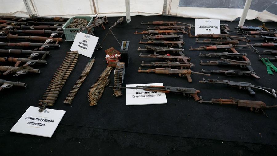 Militer Israel memberikan senjata dan perlengkapan militer, menurut mereka digunakan oleh orang-orang bersenjata Hamas dari Jalur Gaza selama serangan mematikan 7 Oktober, di tengah konflik yang sedang berlangsung antara Israel dan kelompok Islam Palestina Hamas, di pangkalan militer Tzrifin di Israel tengah 20 November 2023. (REUTERS/Ammar Awad)
