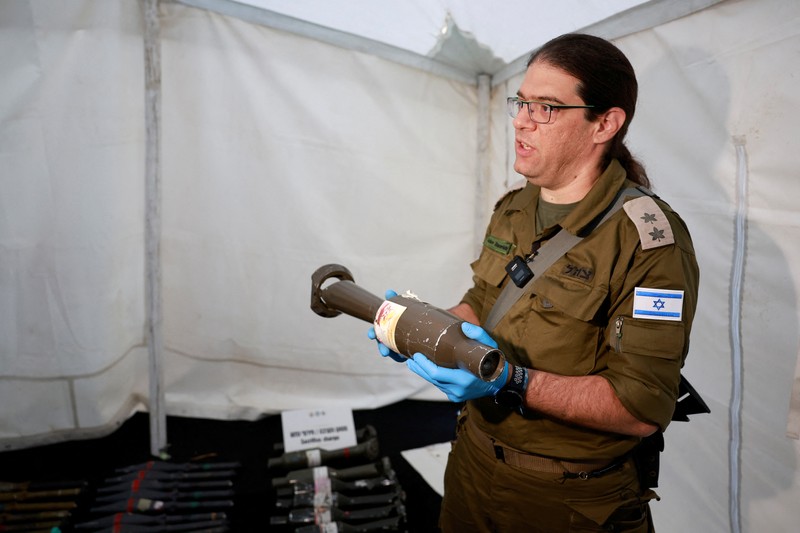 Militer Israel memberikan senjata dan perlengkapan militer, menurut mereka digunakan oleh orang-orang bersenjata Hamas dari Jalur Gaza selama serangan mematikan 7 Oktober, di tengah konflik yang sedang berlangsung antara Israel dan kelompok Islam Palestina Hamas, di pangkalan militer Tzrifin di Israel tengah 20 November 2023. Militer Israel memberikan senjata dan perlengkapan militer, menurut mereka digunakan oleh orang-orang bersenjata Hamas dari Jalur Gaza selama serangan mematikan 7 Oktober, di tengah konflik yang sedang berlangsung antara Israel dan kelompok Islam Palestina Hamas, di pangkalan militer Tzrifin di Israel tengah 20 November 2023. (REUTERS/Ammar Awad)