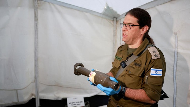Militer Israel memberikan senjata dan perlengkapan militer, menurut mereka digunakan oleh orang-orang bersenjata Hamas dari Jalur Gaza selama serangan mematikan 7 Oktober, di tengah konflik yang sedang berlangsung antara Israel dan kelompok Islam Palestina Hamas, di pangkalan militer Tzrifin di Israel tengah 20 November 2023. (REUTERS/Ammar Awad)