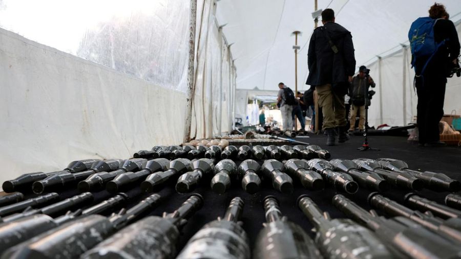 Militer Israel memberikan senjata dan perlengkapan militer, menurut mereka digunakan oleh orang-orang bersenjata Hamas dari Jalur Gaza selama serangan mematikan 7 Oktober, di tengah konflik yang sedang berlangsung antara Israel dan kelompok Islam Palestina Hamas, di pangkalan militer Tzrifin di Israel tengah 20 November 2023. (REUTERS/Ammar Awad)