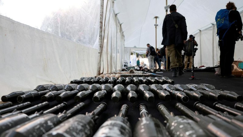 Militer Israel memberikan senjata dan perlengkapan militer, menurut mereka digunakan oleh orang-orang bersenjata Hamas dari Jalur Gaza selama serangan mematikan 7 Oktober, di tengah konflik yang sedang berlangsung antara Israel dan kelompok Islam Palestina Hamas, di pangkalan militer Tzrifin di Israel tengah 20 November 2023. (REUTERS/Ammar Awad)