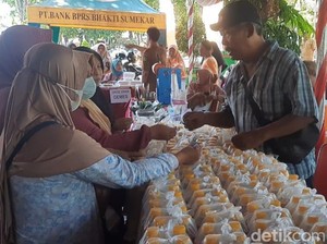Warga Sumenep Rela Antre Bahan Pokok di Pasar Murah