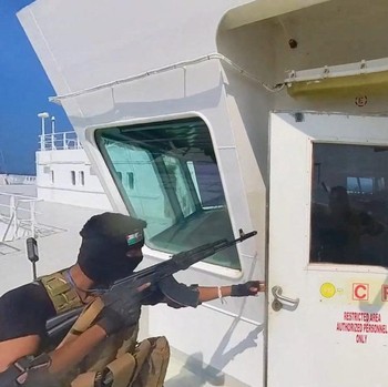 Potret Detik-Detik Houthi Bajak Kapal Israel di Laut Merah
