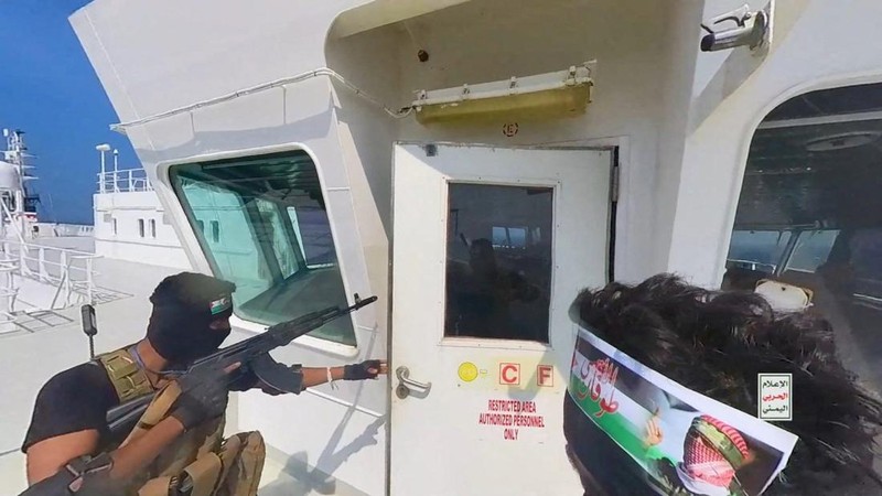 Helikopter militer Houthi terbang di atas kapal kargo Galaxy Leader di Laut Merah dalam foto yang dirilis 20 November 2023. (Houthi Military Media/Handout via REUTERS)