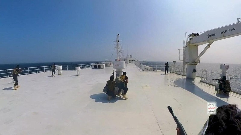 Helikopter militer Houthi terbang di atas kapal kargo Galaxy Leader di Laut Merah dalam foto yang dirilis 20 November 2023. (Houthi Military Media/Handout via REUTERS)