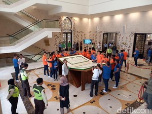Timnas Ekuador U-17 Jalan-jalan ke Masjid Zayed Solo, Dapat Hadiah Tasbih