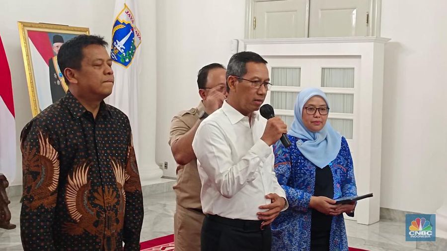 Pj Gubernur DKI Jakarta Heru Budi mengumumkan UMP DKI Jakarta 2024/Dok: CNBC Indonesia/Martyasari Rizky