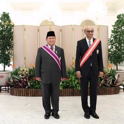 Prabowo Terima Penghargaan Tertinggi Militer di Singapura