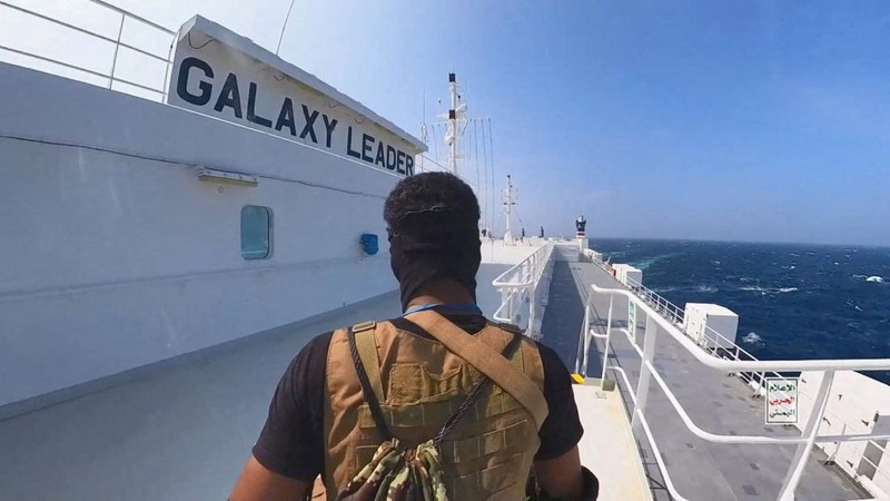 Helikopter militer Houthi terbang di atas kapal kargo Galaxy Leader di Laut Merah dalam foto yang dirilis 20 November 2023. (Houthi Military Media/Handout via REUTERS)