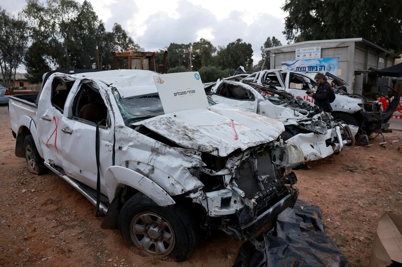 Militer Israel memberikan senjata dan perlengkapan militer, menurut mereka digunakan oleh orang-orang bersenjata Hamas dari Jalur Gaza selama serangan mematikan 7 Oktober, di tengah konflik yang sedang berlangsung antara Israel dan kelompok Islam Palestina Hamas, di pangkalan militer Tzrifin di Israel tengah 20 November 2023. Militer Israel memberikan senjata dan perlengkapan militer, menurut mereka digunakan oleh orang-orang bersenjata Hamas dari Jalur Gaza selama serangan mematikan 7 Oktober, di tengah konflik yang sedang berlangsung antara Israel dan kelompok Islam Palestina Hamas, di pangkalan militer Tzrifin di Israel tengah 20 November 2023. (REUTERS/Ammar Awad)