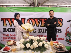 Ultah Pernikahan, Teuku Wisnu dan Shireen Sungkar Dinner Romantis di Warung Pecel Lele