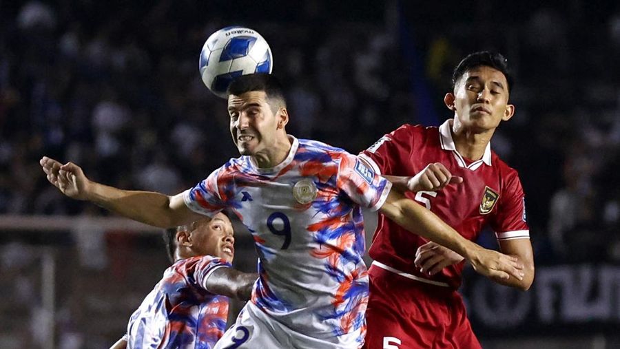 Soccer Football - World Cup - AFC Qualifiers - Group F - Philippines v Indonesia - Rizal Memorial Stadium, Manila, Philippines - November 21, 2023  Indonesia players pose for a team group photo before the match REUTERS/Eloisa Lopez