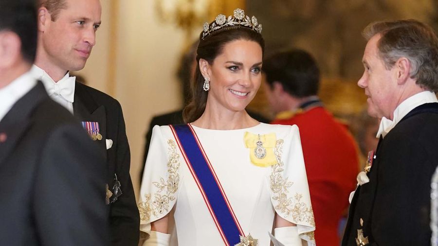 LONDON, ENGLAND - NOVEMBER 21:  Prince William, Prince of Wales and Catherine, Princess of Wales attend the State Banquet at Buckingham Palace on November 21, 2023 in London, England. King Charles is hosting Korean President Yoon Suk Yeol and his wife Kim Keon Hee on a state visit from November 21-23. It is the second incoming state visit hosted by the King during his reign. (Photo by Yui Mok-WPA Pool/Getty Images)