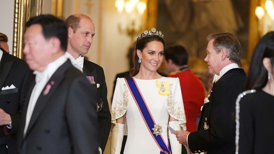 LONDON, ENGLAND - NOVEMBER 21:  Prince William, Prince of Wales and Catherine, Princess of Wales attend the State Banquet at Buckingham Palace on November 21, 2023 in London, England. King Charles is hosting Korean President Yoon Suk Yeol and his wife Kim Keon Hee on a state visit from November 21-23. It is the second incoming state visit hosted by the King during his reign. (Photo by Yui Mok-WPA Pool/Getty Images)
