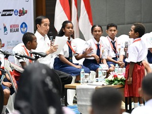 Ditanya Siswa SD Bangun Papua Mulai dari Mana, Jokowi: Pertanyaan Sulit