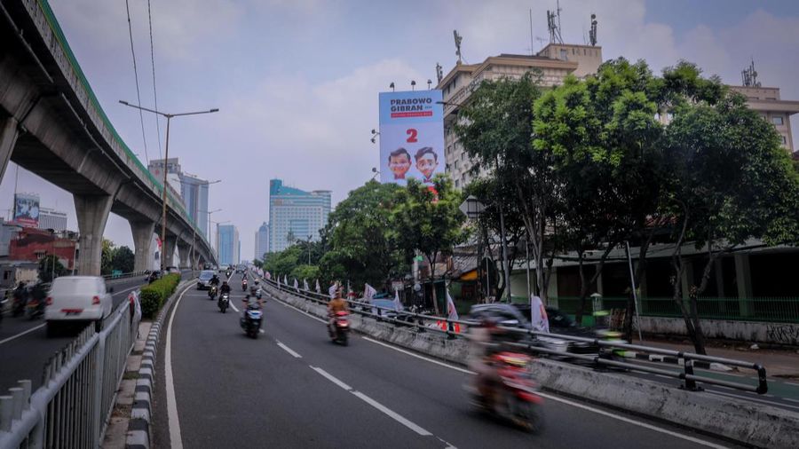 Baliho pasangan capres-cawapres Prabowo Subianto dan Gibran Rakabuming. (վ/Faisal Rahman)
