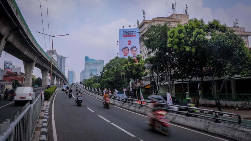 Baliho pasangan capres-cawapres Prabowo Subianto dan Gibran Rakabuming. (վ/Faisal Rahman)