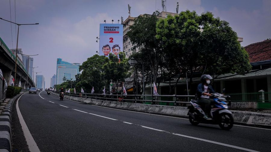 Baliho pasangan capres-cawapres Prabowo Subianto dan Gibran Rakabuming. (վ/Faisal Rahman)