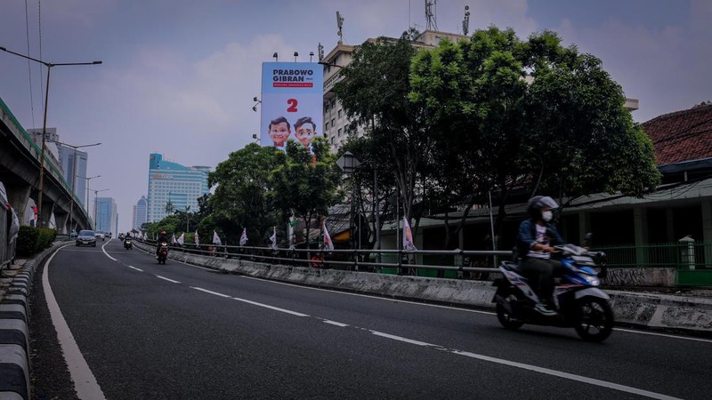 Baliho pasangan capres-cawapres Prabowo Subianto dan Gibran Rakabuming. (վ/Faisal Rahman)