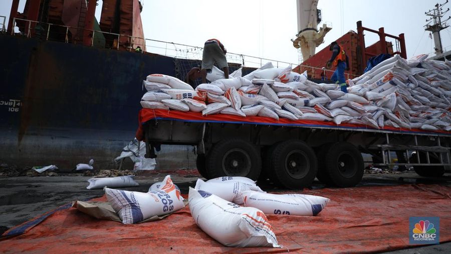Sejumlah pekerja melakukan bongkar muat beras beras impor asal Vietnam tiba di Pelabuhan Tanjung Priok, Jakarta, Rabu (22/1/2023). (²©²ÊÍøÕ¾/Tri Susilo)