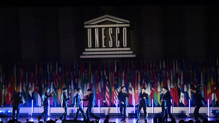 Panggung kantor pusat UNESCO. (Photo by JULIEN DE ROSA / AFP)