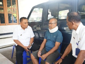 Bupati Jembrana Jenguk Pegawai Puskesmas yang Sakit Akibat Saraf Kejepit