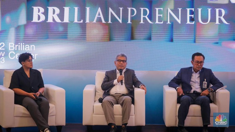Direktur Utama BRI, Sunarso memberikan keterangan saat konferensi pers UMKM EXPO (RT) Brilianpreneur 2023 di Brilian Center, Jakarta, Rabu (22/11/2023). (CNBC Indonesia/Faisal Rahman)