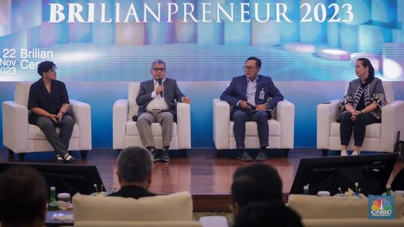 Direktur Utama BRI, Sunarso memberikan keterangan saat konferensi pers UMKM EXPO (RT) Brilianpreneur 2023 di Brilian Center, Jakarta, Rabu (22/11/2023). (CNBC Indonesia/Faisal Rahman)
