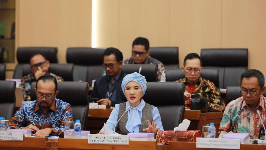 Direktur Utama PT Pertamina (Persero), Nicke Widyawati bersama jajaran Direktur Utama Sub Holding mengikuti Rapat Dengar Pendapat (RDP) bersama Komisi VII DPR RI di Gedung Nusantara Komisi VII, Senayan, Jakarta, Selasa, (21/11/2023).