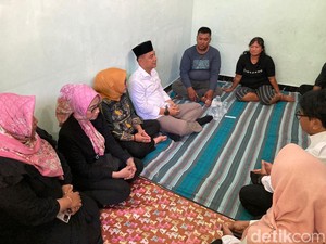 Walkot Eri Takziah ke Rumah Keluarga Korban Laka Elf Tertabrak KA Probowangi