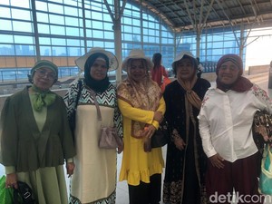 Lelahnya Lansia Turun Tangga di Stasiun Manggarai karena Lift-Eskalator Mati