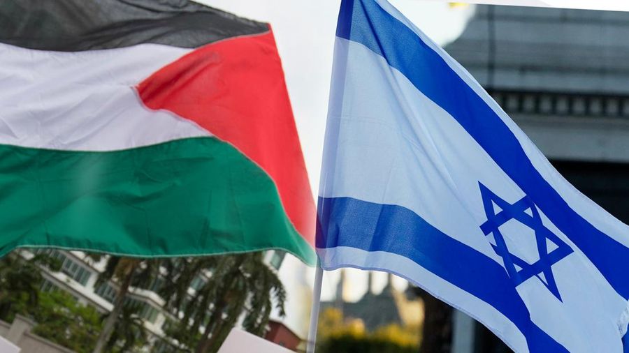Foto Kolase bendera Palestina dan bendera Israel. (AP/Vincent Thian dan AP/Frank Augstein)