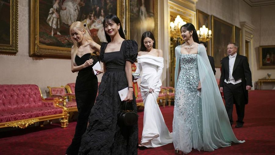 Girl band Korea Selatan Blackpink menjelang Perjamuan Kenegaraan, untuk mendampingi kunjungan kenegaraan Presiden Korea Selatan Yoon Suk Yeol dan istrinya Kim Keon Hee ke Inggris, di Istana Buckingham, London, Selasa, 21 November 2023. (Yui Mok/Pool Photo via AP)