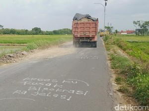 Jalan di Klaten Ambyar Dilewati Truk Uruk Tol, Warga Protes Coreti Jalan