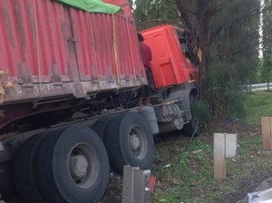 Kecelakaan 2 Truk Terperosok Parit di Tol Jatiasih Arah TMII, Lalin Macet