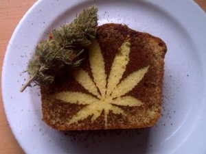 Koki Ini Dituntut Rekan Kerja Karena Sengaja Sajikan Kue Ganja