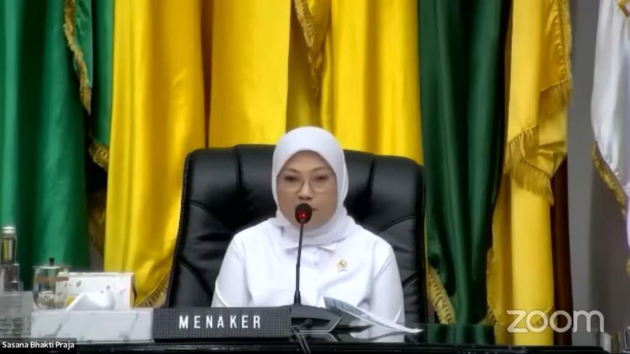 Menaker Ida Fauziyah saat Rakornis UMP 2024 dan Rapat Inflasi Tahun 2023. {Tangkapan Layar Youtube Kemendagri)
