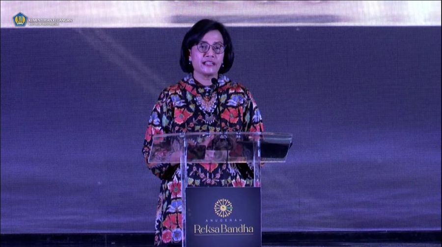 Menteri Keuangan Sri Mulyani Indrawati memberikan penghargaan berupa Anugerah Reksa Bandha kepada kementerian dan lembaga. (Tangkapan Layar Youtube Kementerian Keuangan)