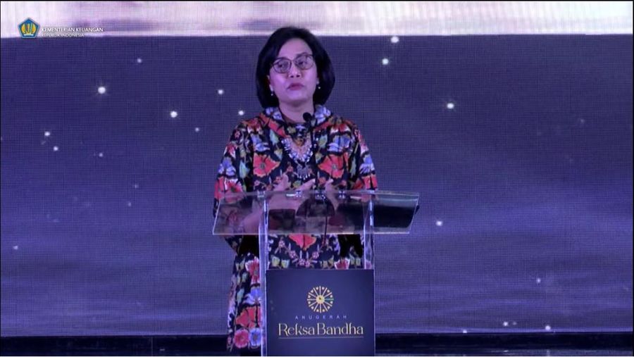 Menteri Keuangan Sri Mulyani Indrawati memberikan penghargaan berupa Anugerah Reksa Bandha kepada kementerian dan lembaga. (Tangkapan Layar Youtube Kementerian Keuangan)