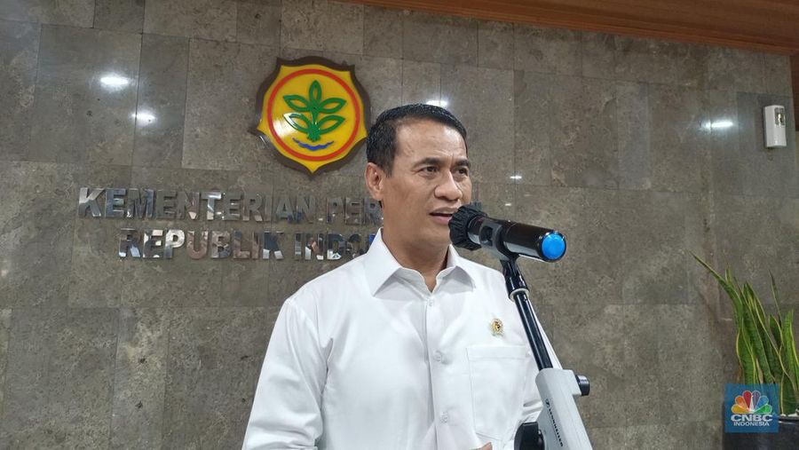 Menteri Pertanian (Mentan) Andi Amran Sulaiman mengatakan dirinya tidak akan segan untuk menindaklanjuti pegawai Kementerian Pertanian (Kementan), khususnya di Unit Layanan Pengadaan (ULP) yang nakal atau melakukan tindak korupsi. (CNBC Indonesia/Martyasari Rizky)