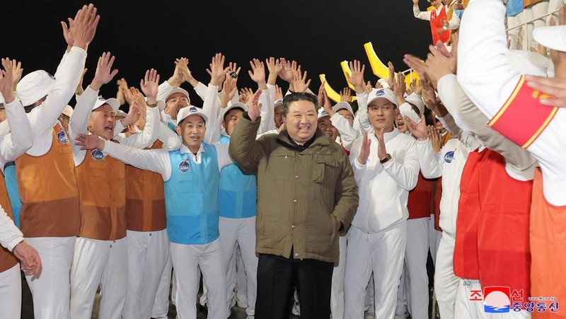 Sebuah roket yang membawa satelit mata-mata Malligyong-1 diluncurkan, seperti yang diklaim oleh pemerintah Korea Utara, di lokasi yang disebut sebagai Provinsi Gyeongsang Utara, Korea Utara dalam gambar selebaran yang diperoleh Reuters pada 21 November 2023. (KCNA via REUTERS)