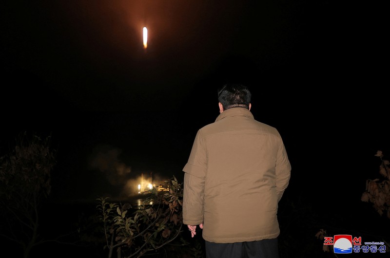 Sebuah roket yang membawa satelit mata-mata Malligyong-1 diluncurkan, seperti yang diklaim oleh pemerintah Korea Utara, di lokasi yang disebut sebagai Provinsi Gyeongsang Utara, Korea Utara dalam gambar selebaran yang diperoleh Reuters pada 21 November 2023. Sebuah roket yang membawa satelit mata-mata Malligyong-1 diluncurkan, seperti yang diklaim oleh pemerintah Korea Utara, di lokasi yang disebut sebagai Provinsi Gyeongsang Utara, Korea Utara dalam gambar selebaran yang diperoleh Reuters pada 21 November 2023. (KCNA via REUTERS)