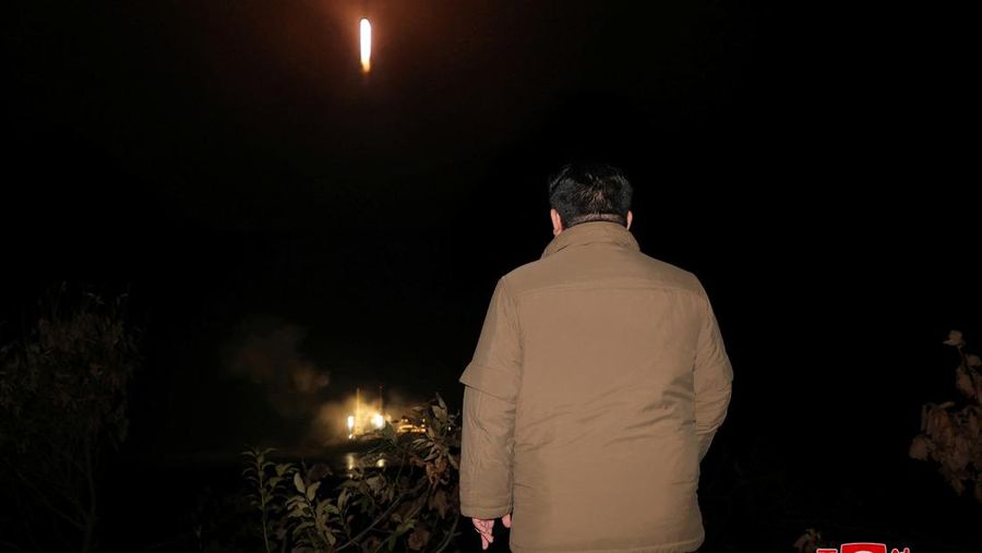 Sebuah roket yang membawa satelit mata-mata Malligyong-1 diluncurkan, seperti yang diklaim oleh pemerintah Korea Utara, di lokasi yang disebut sebagai Provinsi Gyeongsang Utara, Korea Utara dalam gambar selebaran yang diperoleh Reuters pada 21 November 2023. (KCNA via REUTERS)