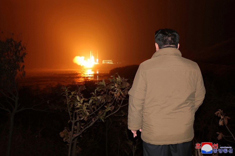 Sebuah roket yang membawa satelit mata-mata Malligyong-1 diluncurkan, seperti yang diklaim oleh pemerintah Korea Utara, di lokasi yang disebut sebagai Provinsi Gyeongsang Utara, Korea Utara dalam gambar selebaran yang diperoleh Reuters pada 21 November 2023. (KCNA via REUTERS)