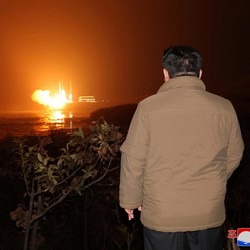 Kim Jong Un Ugal-ugalan Tembak Rudal, Duo Korea Siap Perang?