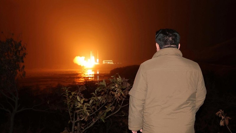 Sebuah roket yang membawa satelit mata-mata Malligyong-1 diluncurkan, seperti yang diklaim oleh pemerintah Korea Utara, di lokasi yang disebut sebagai Provinsi Gyeongsang Utara, Korea Utara dalam gambar selebaran yang diperoleh Reuters pada 21 November 2023. (KCNA via REUTERS)