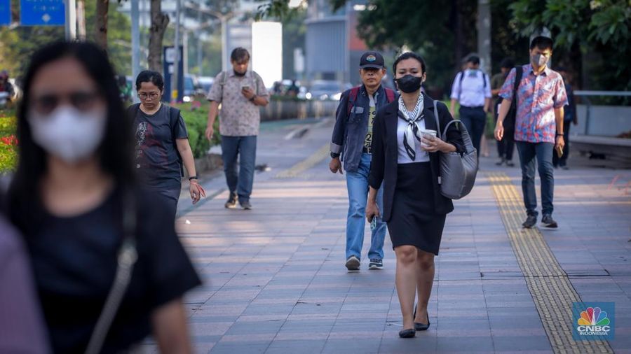 Potret Pekerja Jakarta Usai Putusan Kenaikan UMP 2024. (CNBC Indonesia/Faisal Rahman)