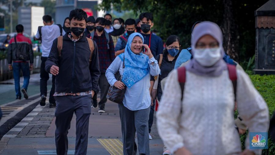 Potret Pekerja Jakarta Usai Putusan Kenaikan UMP 2024. (CNBC Indonesia/Faisal Rahman)