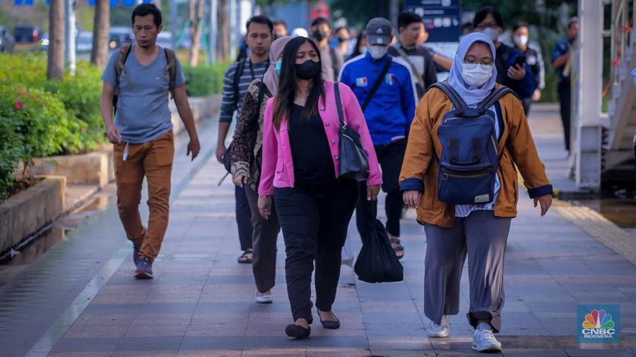 Potret Pekerja Jakarta Usai Putusan Kenaikan UMP 2024. (վ/Faisal Rahman)